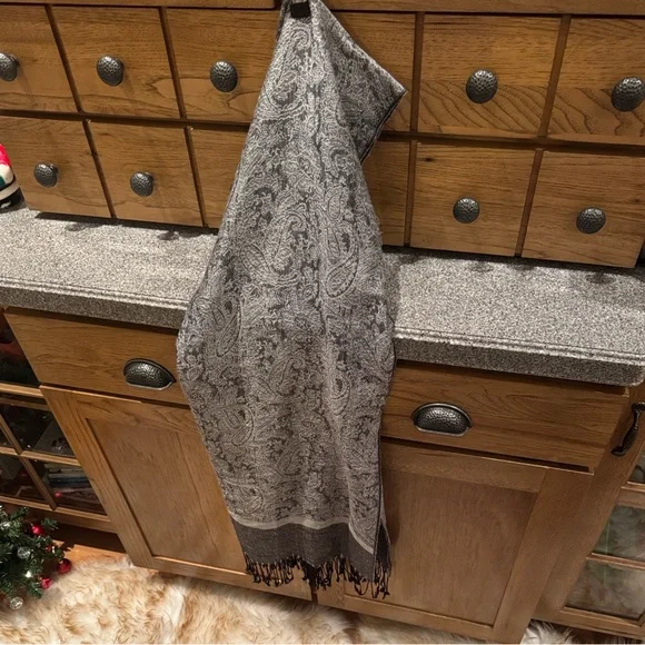 Last price drop!! Paisley 70% Pashmina Silk 30% Silk Blend Scarf/Wrap blk&white - Picture 2 of 5